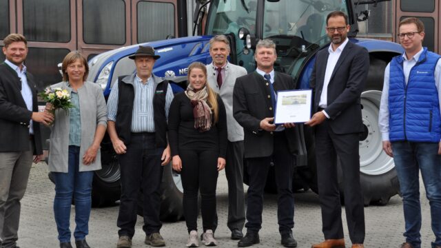 LTZ Landtechnikzentren übergeben 1.500sten New Holland Schlepper