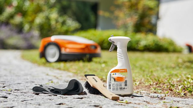 Stihl Care & Clean Kit pflegt Mähroboter und Rasenmäher