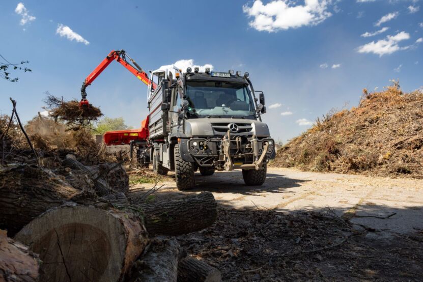 Mercedes Unimog U 535 als Holzhacker 