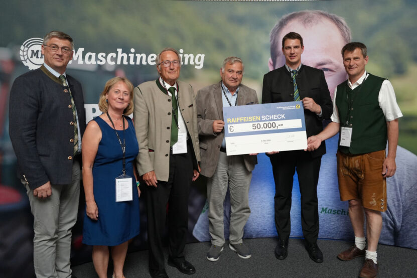 Symbolische Spendenübergabe auf der Generalversammlung des Maschinenrings Oberösterreich durch die Raiffeisen Landesbank.