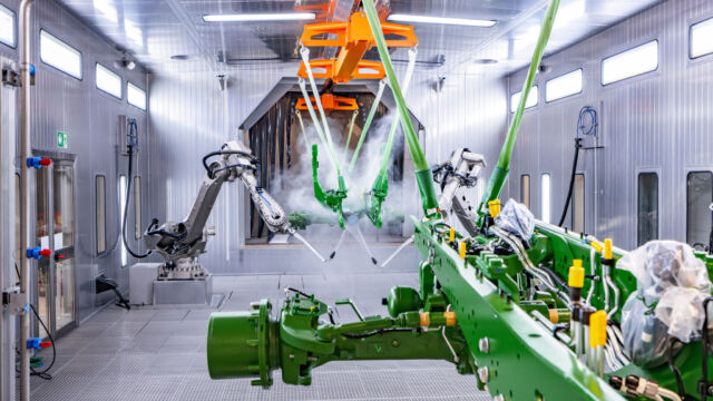 John Deere nimmt neue Farbgebungsanlage in Betrieb