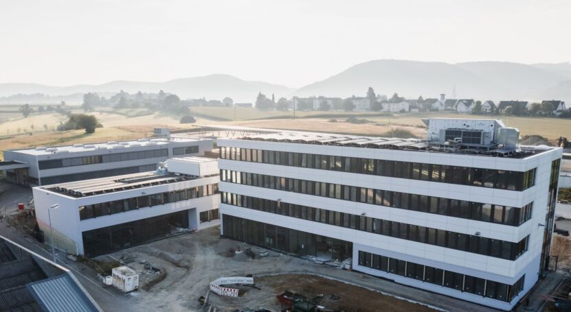 Der Neubau (rechts) mit dem Ausbildungszentrum (links)