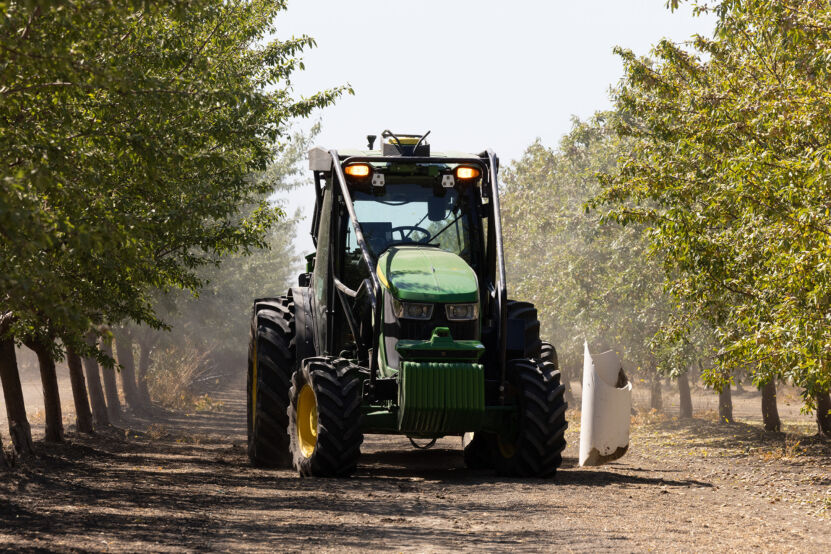 Ganz ohne Fahrzeugführer kommen die Maschinen aus, die von John Deere mit einem Autonomiepaket ausgestattet wurden. - Copyright: John Deere